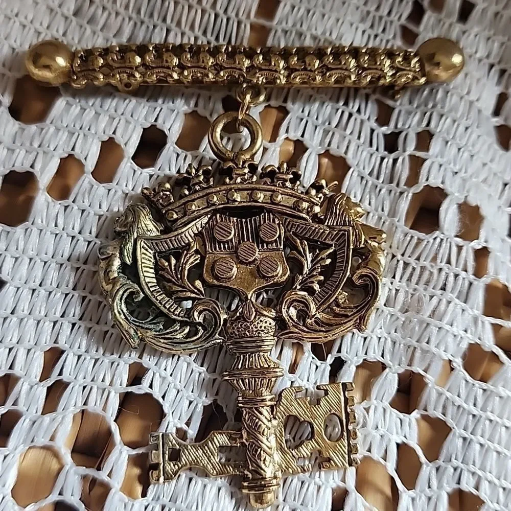 Vintage Gold Brooch with Bar & Intricate Key Design